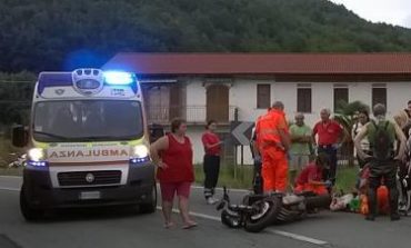 MOTOCICLISTA FINISCE CONTRO AUTO CHE SVOLTA