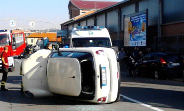 PIOMBA A TUTTA VELOCITÀ SU UN’AUTO FERMA CHE SCARAVENTA CONTRO UNA DONNA SULLE STRISCE