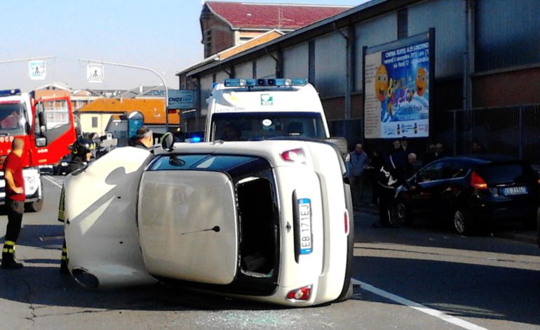 PIOMBA A TUTTA VELOCITÀ SU UN’AUTO FERMA CHE SCARAVENTA CONTRO UNA DONNA SULLE STRISCE