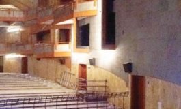 IL TEATRO BONIFICATO È SOLO UNO SCATOLONE “SORDO” DI CEMENTO ARMATO