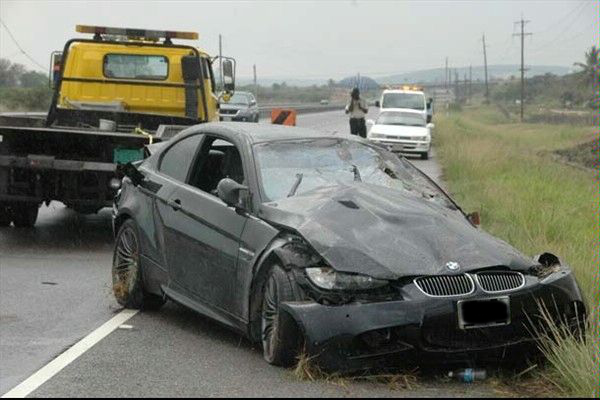 Bmw si ribalta in autostrada e due occupanti finiscono all’ospedale