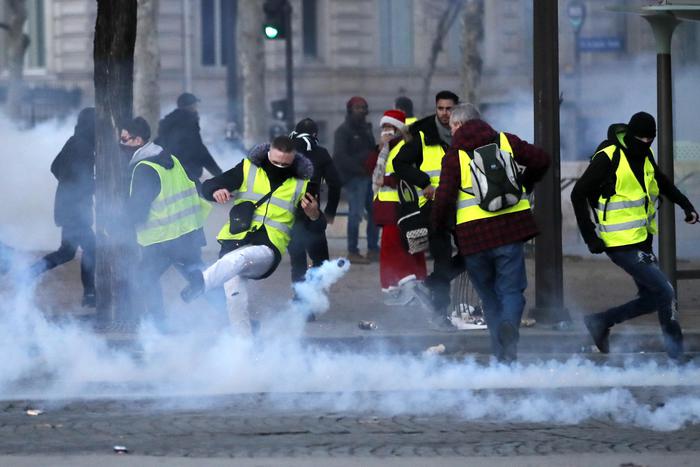 Gilet Gialli a Parigi: dopo otto ore di guerriglia evacuati gli Champs-Elysees