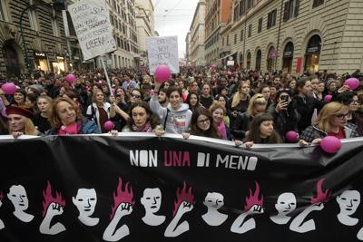 Migliaia di donne in piazza contro la violenza