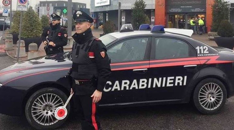 Albanese minaccia con un’accetta il vicino di casa