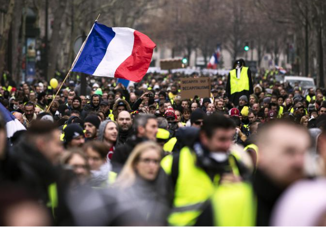 Allarme rosso in Francia: i Gilet Gialli entrano con la forza nelle stanze del Governo