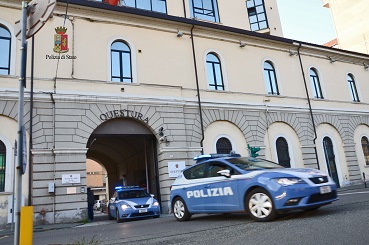 I poliziotti vanno per dargli lo sfratto e scoprono che è autore di una rapina