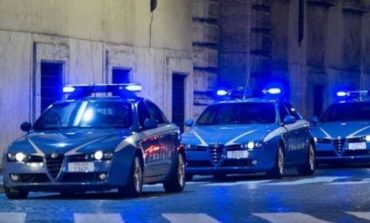 Inseguiti dalla Polizia, finiscono con l'auto in un campo: nei guai tre diciannovenni