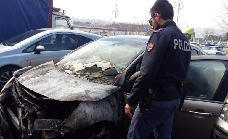 Due auto incendiate nel centro di Casale: probabile la matrice dolosa