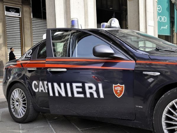 Tenta di irrompere nell’appartamento dell’ex fidanzata ma è fermato dai Carabinieri