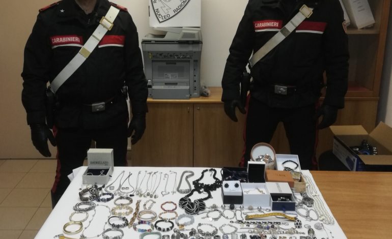 Rubano in un appartamento ma sono subito catturati dai Carabinieri