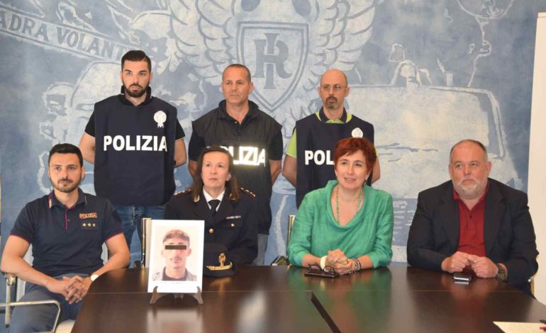 Nonostante i domiciliari mette a segno un altro colpo derubando una donna: Polizia arresta rapinatore seriale