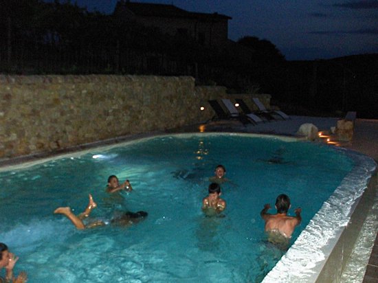 Per cercare refrigerio entrano di notte nella piscina comunale e si fanno tranquillamente un bagno ma sono colti in flagrante dai Carabinieri