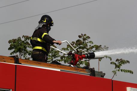 Andati distrutti un elicottero leggero e alcune auto nell’incendio dell’aviosuperficie di Francavilla