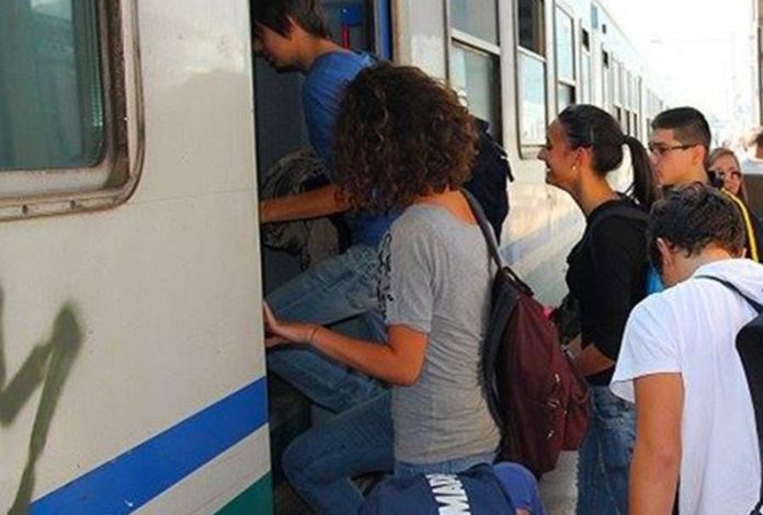 I treni partono troppo presto, disagi per gli studenti a Casale che devono per forza uscire prima: chiesto dal sindaco Riboldi un incontro con le Ferrovie