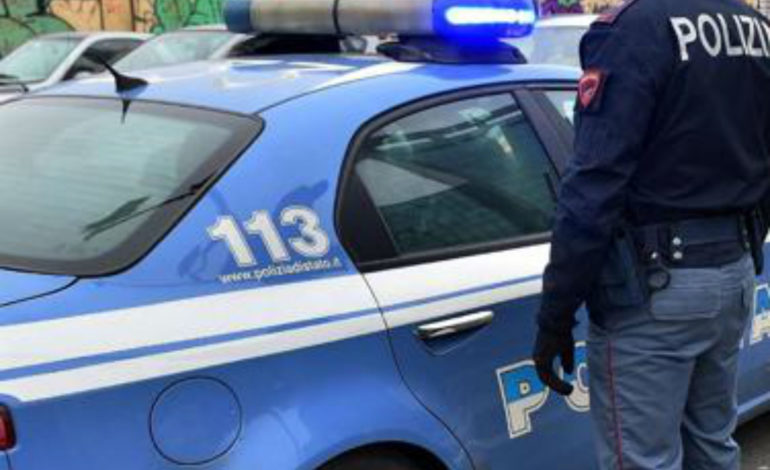 Esasperato dai senzatetto alla stazione di Arquata, li scaccia malamente: denunciato