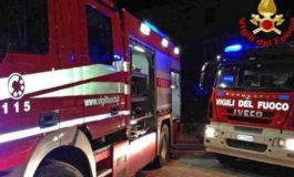 A fuoco il tetto di una palazzina al quartiere Cristo: Vigili del Fuoco in azione per quasi tutta la notte