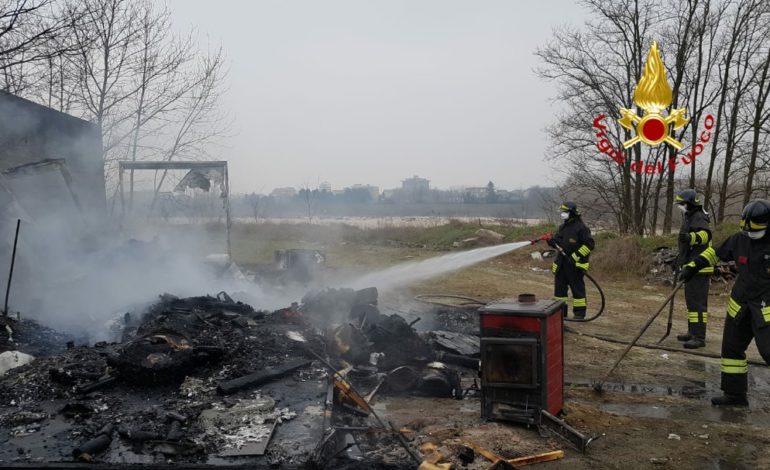 Vercelli, a fuoco due roulotte sull’argine del fiume Sesia: evacuata una famiglia