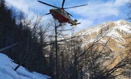 Snowboarder muore cadendo dalle rocce, due escursionisti finiscono all’ospedale