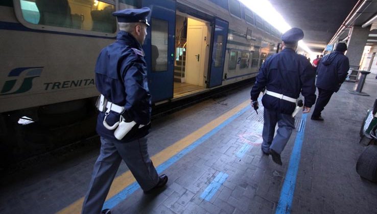 Doveva scontare una pena per detenzione e spaccio di droga: arrestato alla stazione di Alessandria. Nei guai anche tre stranieri a Novi Ligure