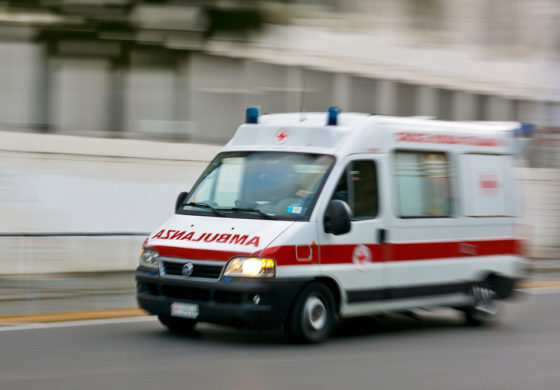 Vercelli, settantaduenne muore schiacciato dalla propria auto