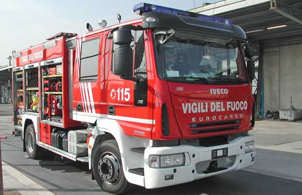 A Ovada gattina finisce in un tombino ed è salvata da volontari, Vigili del Fuoco e Carabinieri