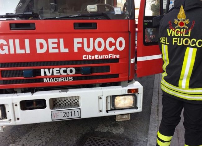 Bimbo di un anno resta chiuso in auto sotto il sole a Tortona, salvato dai Vigili del Fuoco