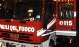 Auto prende fuoco in via Gandolfi ad Alessandria, intervenuti i Vigili del Fuoco