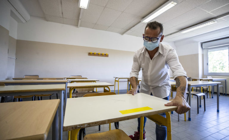 Nelle scuole test rapidi come negli aeroporti e chiusura temporanea se un alunno è positivo