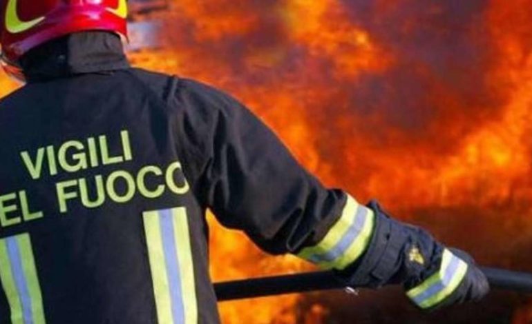 Tir carico di ghiaia esce di strada e prende fuoco tra Castelnuovo Scrivia e Pontecurone