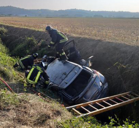 Automobilista travolge ciclista, fugge ma si schianta: entrambi all’ospedale