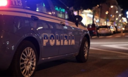 Ragazzo di colore urla ai poliziotti che lo controllano: “Siete razzisti” e li attacca