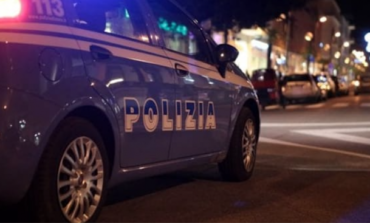 Stalker egiziano pesta una donna alla fermata del bus fino a farla svenire : arrestato