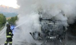 Prende fuoco autobus di linea, tutti salvi gli occupanti