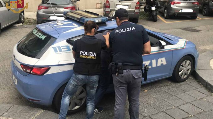 Donna rumena adesca un anziano offrendo una prestazione sessuale ma al rifiuto dell’uomo lo afferra per un braccio e gli sfila il Rolex