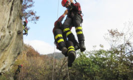 Va nel bosco a raccogliere la legna ma scivola in un dirupo e muore