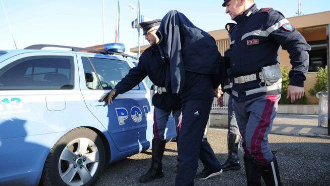 Nigeriano scatenato impegna, a più riprese, una dozzina di agenti in una furibonda colluttazione: arrestato