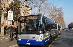 Baby gang rovescia il bagno chimico con dentro un autista di autobus