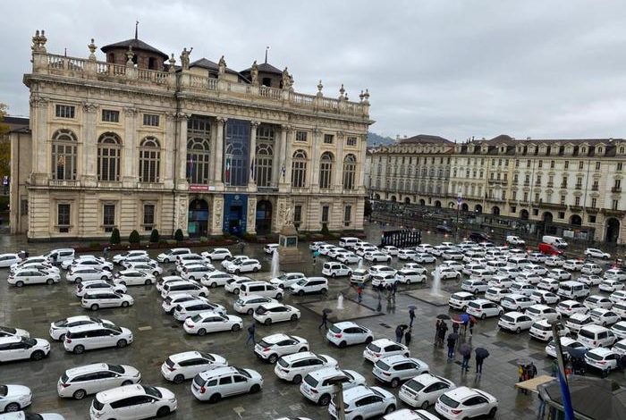 Covid19: monta la protesta coi taxi che invadono il centro di Torino