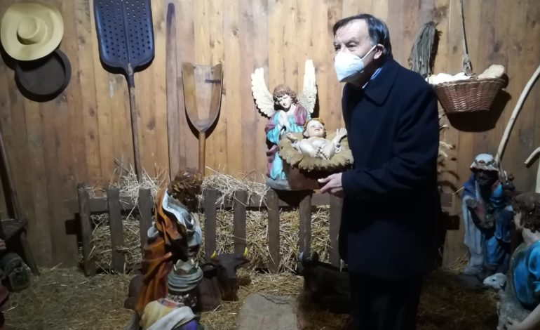 Dal Movimento Cristiano Lavoratori: la statua del Bambino di Betlemme, Gesù, collocata nel Presepe da monsignor Ivo Piccini