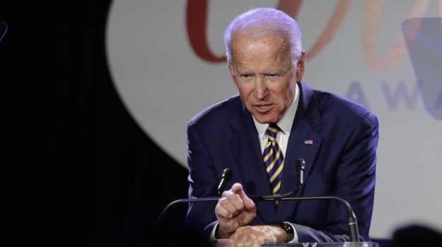 Biden: Putin è un assassino e pagherà per le interferenze