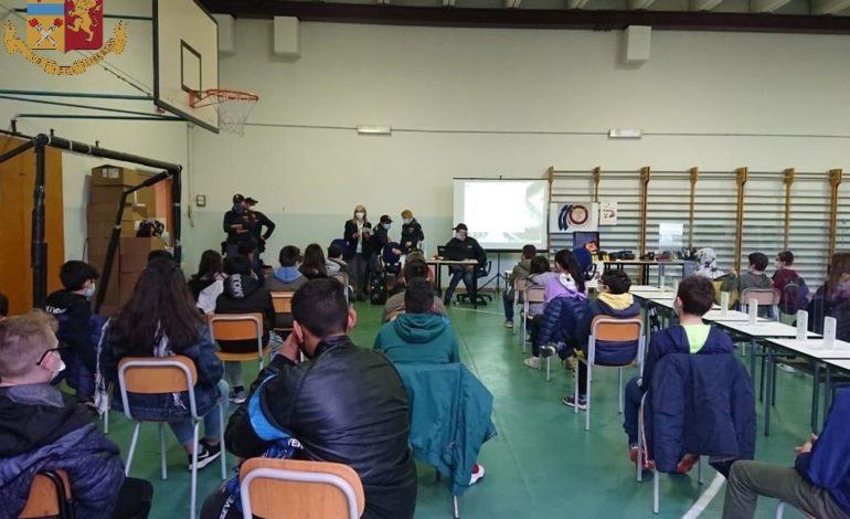 Da Questura Alessandria: “Train…to be cool”, la Polizia Ferroviaria di Alessandria nelle scuole per formare i viaggiatori di oggi e di domani