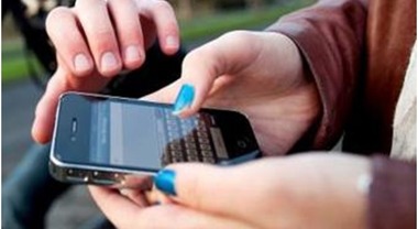 Scippa uno smartphone ma chiama per errore il 112: arrestata