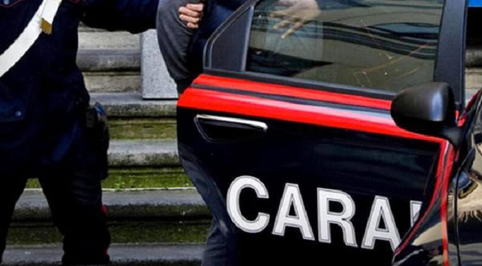 Ubriaco tira calci e pugni al portone della Caserma dei Carabinieri: denunciato