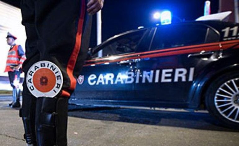 Scappa subito dopo aver tamponato un’auto: in corso le indagini dei Carabinieri