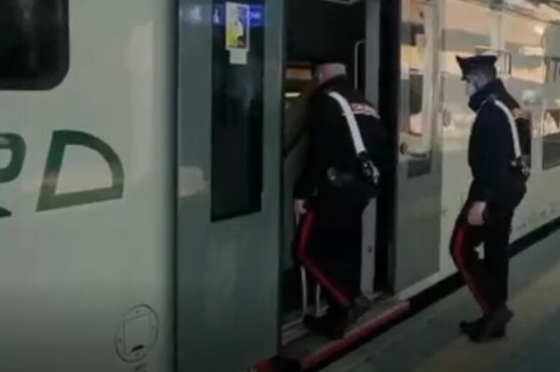 Tenta di violentare una ragazza in treno, arrestato dai Carabinieri