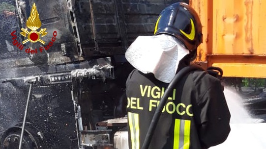 Va a fuoco camion in autostrada, nessuna vittima