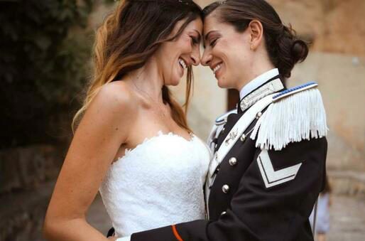 Carabiniera in alta uniforme sposa la sua compagna col picchetto d’onore (video)