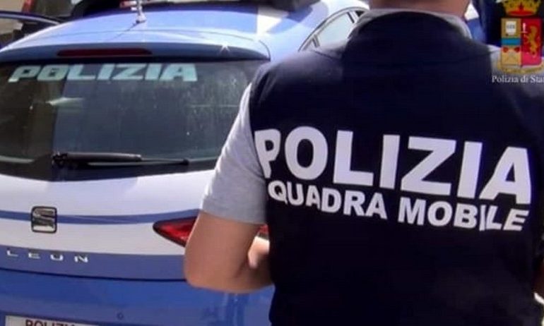 Aggredisce la vicina di casa perché omosessuale