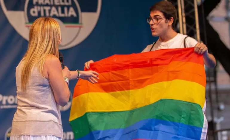 Giorgia Meloni a Cagliari: contestatore Lgbtq+ sale sul palco (video)