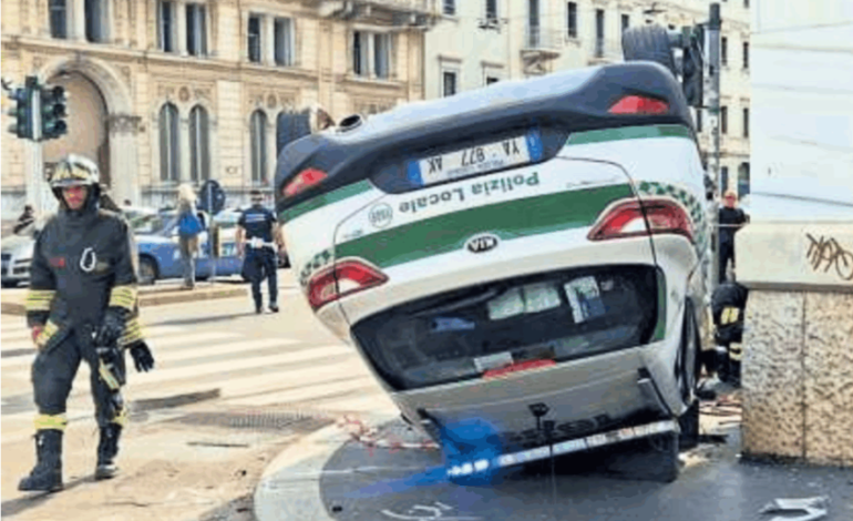 Auto dei vigili si ribalta, traffico in tilt